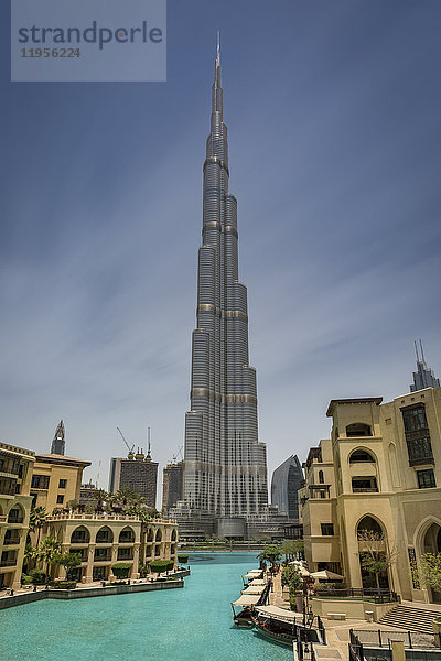Vereinigte Arabische Emirate  Dubai  Burj Khalifa mit Burj Khalifa See und traditionellen arabischen Häusern im Downtown Dubai Distrikt