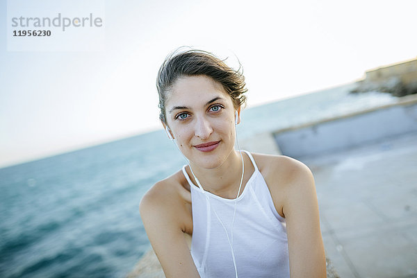 Porträt einer jungen Frau an der Küste
