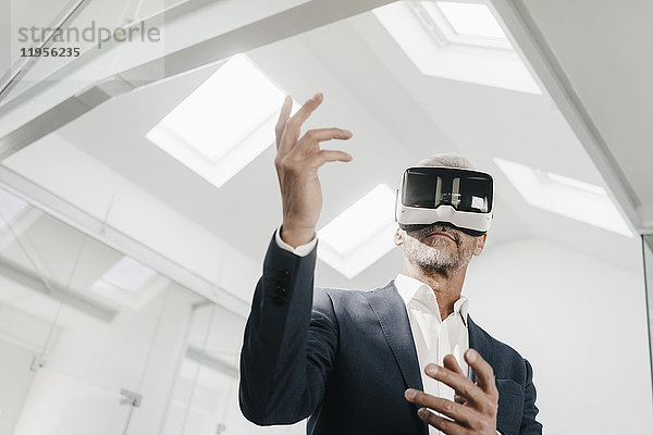 Ausgebildeter Geschäftsmann im Büro mit VR-Brille