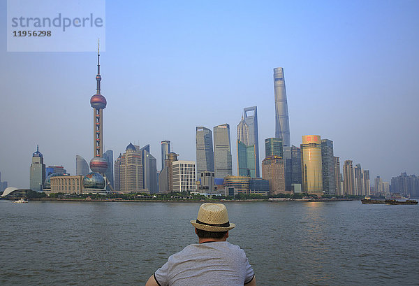 China  Shanghai  Rückansicht des Mannes mit Blick auf Pundong