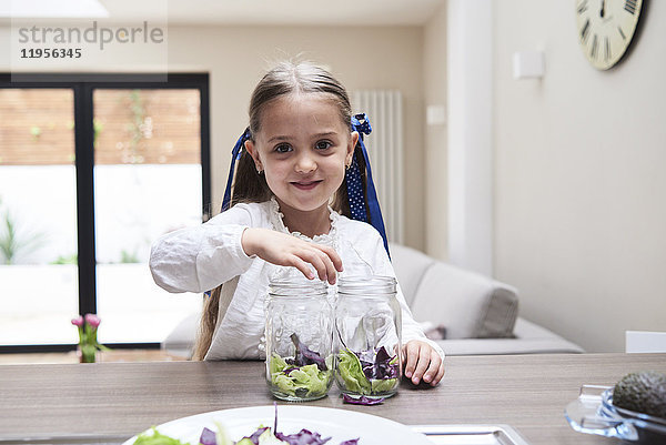 Porträt eines kleinen Mädchens in der Küche