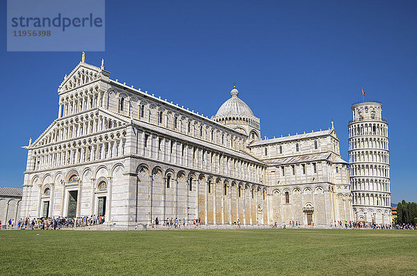 Italien  Toskana  Pisa  Blick auf die Kathedrale und den schiefen Turm von Pisa von der Piazza dei Miracoli aus.