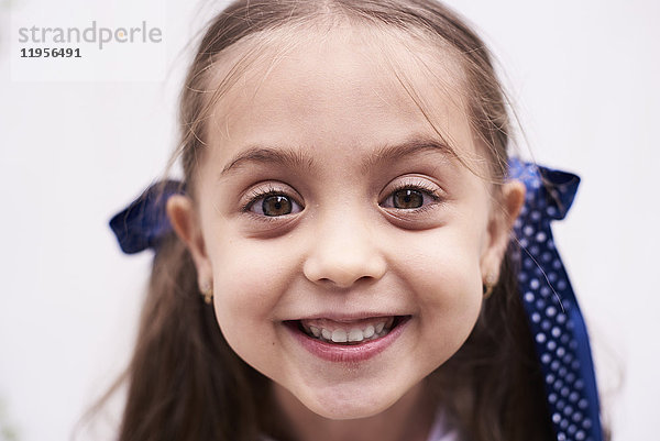 Porträt des glücklichen kleinen Mädchens