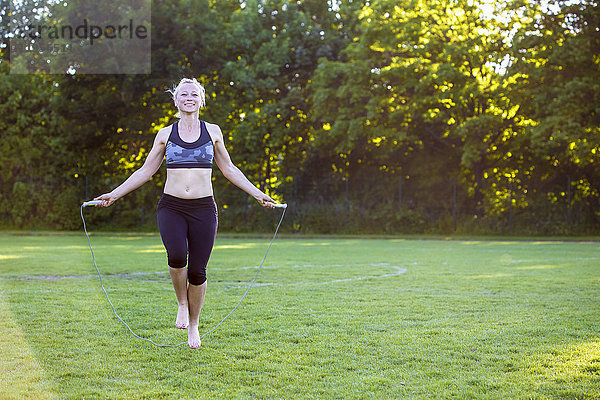 Frau Springseil im Park