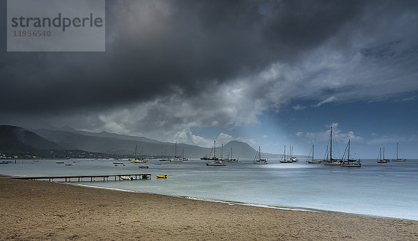 Karibik  Antillen  Dominica  Cabrits Nationalpark  Vertäute Segelboote unter stürmischen Wolken