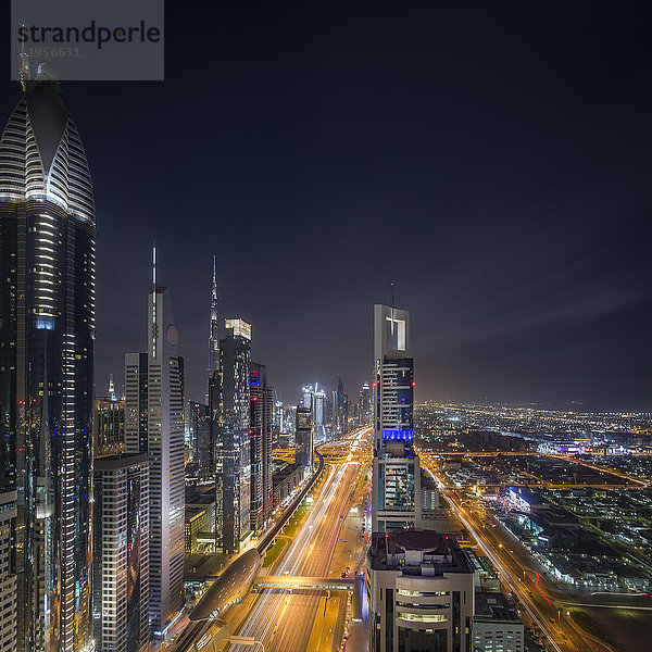 Vereinigte Arabische Emirate  Dubai  Luftbild der Sheikh Zayed Road mit Hochhäusern des Financial Centre District und Burj Khalifa im Hintergrund