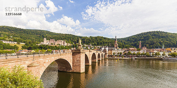 Deutschland  Heidelberg  Blick auf die Altstadt mit alter Brücke im Vordergrund