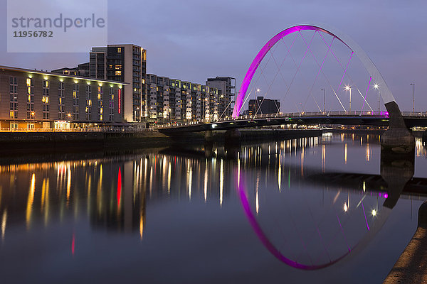 UK  Schottland  Glasgow  beleuchtete Squinty Bridge