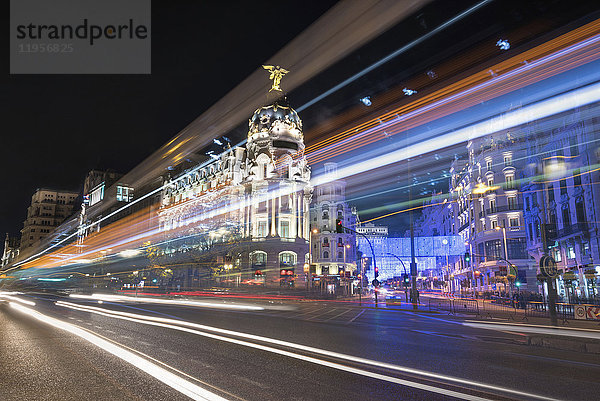 Spanien  Madrid  Gran Via Straße mit Ampel bei Nacht