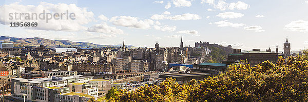 UK  Schottland  Edinburgh  Stadtbild der Altstadt mit Waverley Court