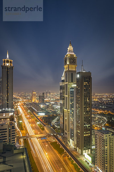 Vereinigte Arabische Emirate  Dubai  Luftaufnahme der Sheikh Zayed Road mit Hochhäusern des Financial Centre District und der Emirates Towers Metro Station.