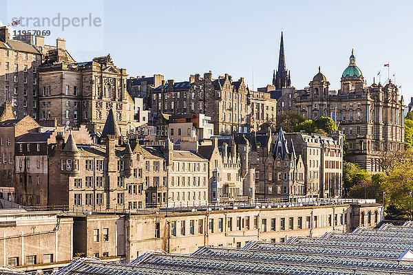 UK  Schottland  Edinburgh  Stadtbild von der North Bridge aus gesehen