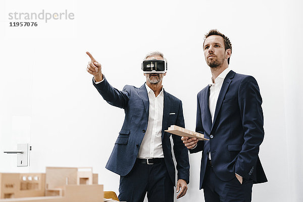 Zwei Geschäftsleute mit VR-Brille und Architekturmodell