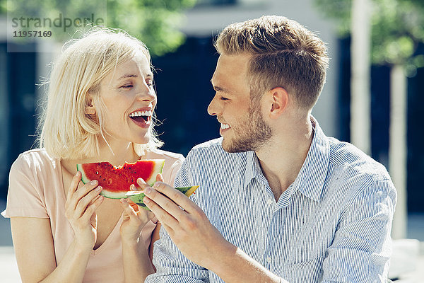 Glückliches Paar beim gemeinsamen Essen von Wassermelone