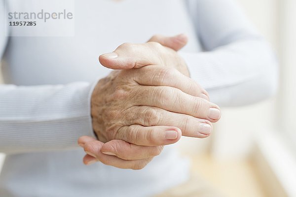 MODELL FREIGEGEBEN. Die Hände einer älteren Frau  Nahaufnahme.