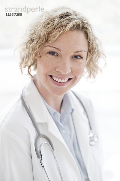 MODELL FREIGEGEBEN. Weiblicher Arzt lächelt in Richtung Kamera  Porträt.