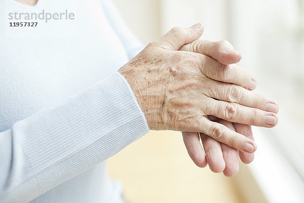 MODELL FREIGEGEBEN. Die Hände einer älteren Frau  Nahaufnahme.