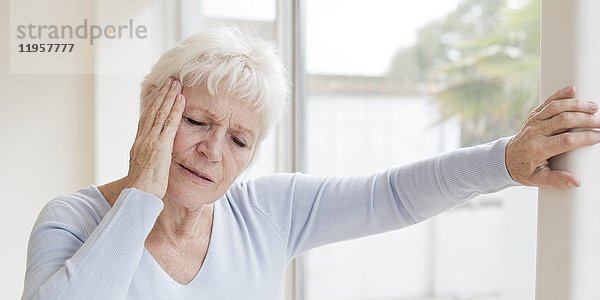 MODELL FREIGEGEBEN. Ältere Frau mit Kopfschmerzen.