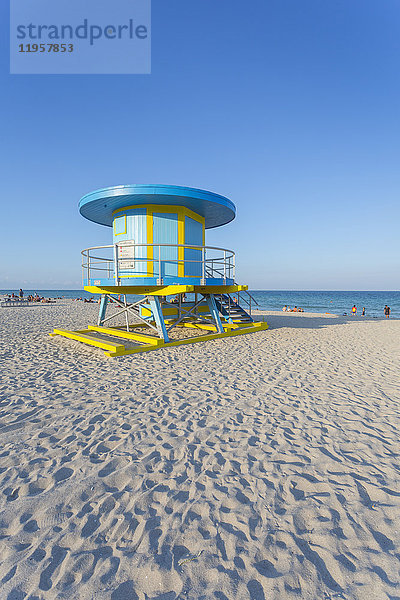Bunte Rettungsschwimmerstation am South Beach und am Atlantischen Ozean  Miami Beach  Miami  Florida  Vereinigte Staaten von Amerika  Nordamerika