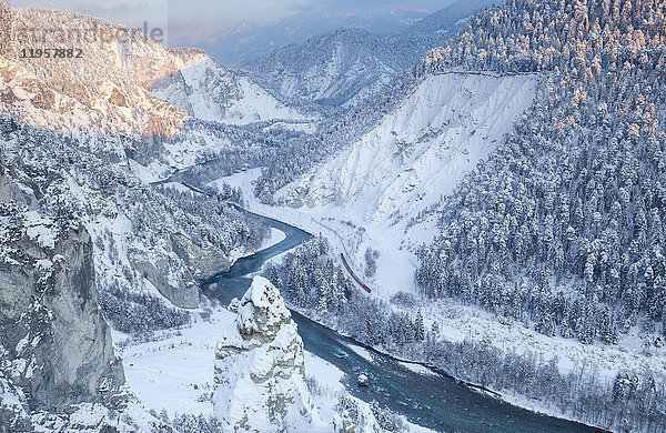 Durchfahrt des Roten Zuges in der tiefen Rheinschlucht  Rheinschlucht (Ruinaulta)  Flims  Imboden  Graubünden  Schweiz  Europa