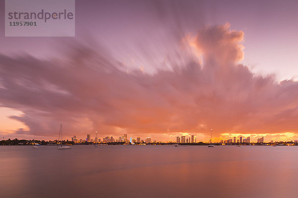 Blick auf Downtown von South Beach bei Sonnenuntergang  Miami Beach  Miami  Florida  Vereinigte Staaten von Amerika  Nordamerika