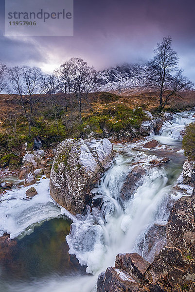 Fluss Coupall  Coupall Falls und Buachaille Etive Mor  Glen Coe  Highlands  Schottland  Vereinigtes Königreich  Europa