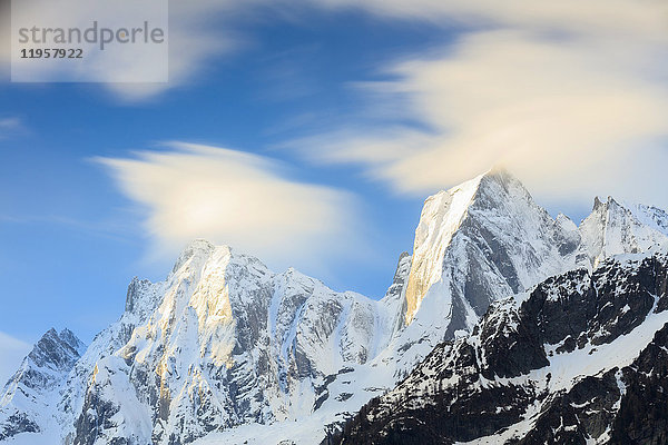 Blick auf die schneebedeckten Gipfel Badile und Cengalo im Frühling  Maloja  Bergell  Engadin  Kanton Graubünden  Schweiz  Europa