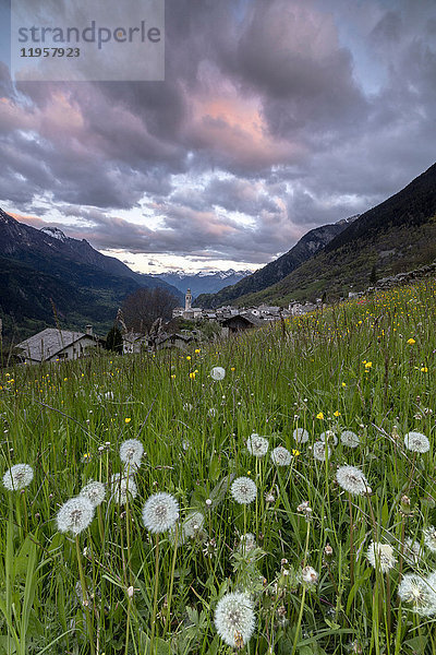 Wolken in der Morgendämmerung über dem Bergdorf Soglio  Maloja  Bergell  Engadin  Kanton Graubünden  Schweiz  Europa