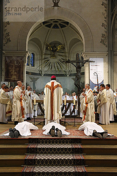 Diakonenweihe in der Kirche Notre Dame du Travail  Paris  Frankreich  Europa