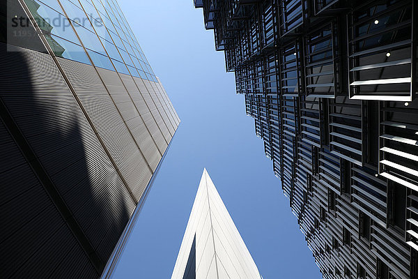 Moderne Bürogebäude gegen blauen Himmel  More London  in der Nähe der Tower Bridge  London  England  Vereinigtes Königreich  Europa