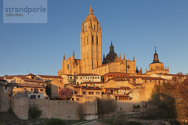 Altstadt  Stadtmauer und Kathedrale bei Sonnenuntergang  UNESCO-Weltkulturerbe  Segovia  Castillia y Leon  Spanien  Europa