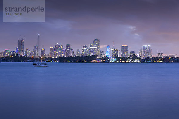 Blick auf Downtown von South Beach in der Abenddämmerung  Miami Beach  Miami  Florida  Vereinigte Staaten von Amerika  Nord-Amerika