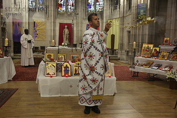 Von melkitischen (griechisch-katholischen) und katholischen Priestern zelebrierte Messe in der Kirche Sainte Foy  Conches  Eure  Frankreich  Europa