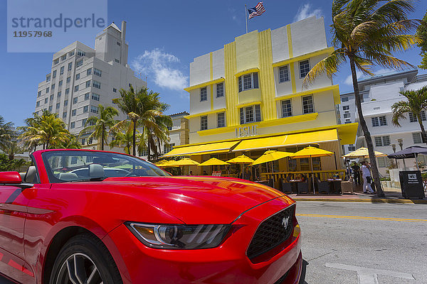 Art-Déco-Architektur und roter Sportwagen am Ocean Drive  South Beach  Miami Beach  Miami  Florida  Vereinigte Staaten von Amerika  Nordamerika