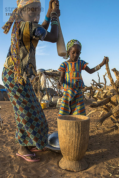 Mädchen mit einem Stößel  Tetiane Bade  Senegal  Westafrika  Afrika