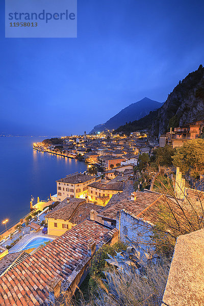 Die Abenddämmerung beleuchtet den Gardasee und das typische Städtchen Limone Sul Garda  Provinz Brescia  Italienische Seen  Lombardei  Italien  Europa