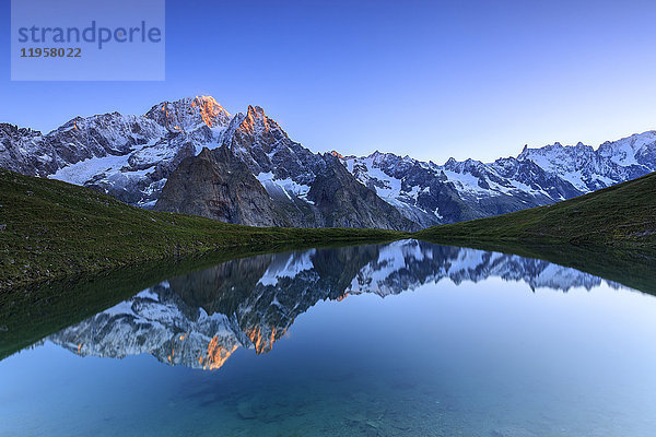 Spiegelung des Mont Blanc im Lac Checrouit (Checrouit-See) bei Sonnenaufgang  Veny-Tal  Courmayeur  Aostatal  Italien  Europa