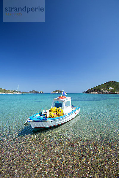 Am Strand vertäutes Fischerboot  Insel Patmos  Dodekanes  Griechische Inseln  Griechenland  Europa