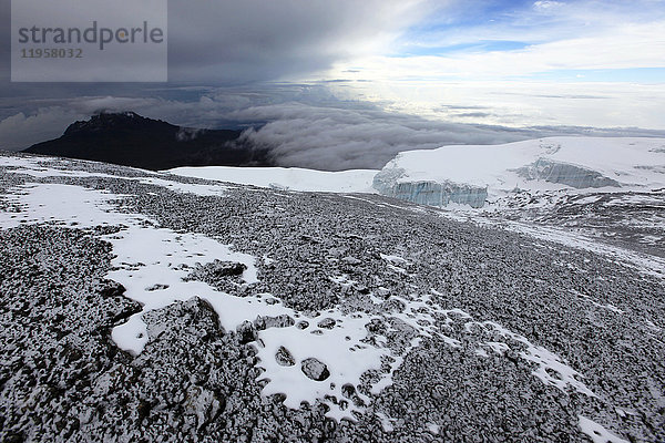 Die Gipfelfelsen und der Gletscher des Uhuru Peak  Kilimandscharo  Tansania  Ostafrika  Afrika