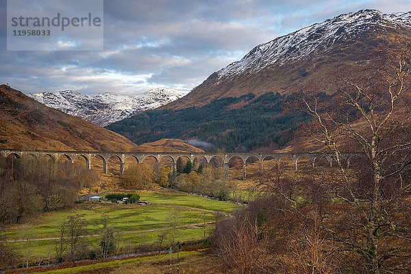 Glenfinnan Railway Viaduct  Teil der West Highland Line  berühmt geworden durch JK Rowlings Harry Potter  Glenfinnan  Loch Shiel  Highlands  Schottland  Vereinigtes Königreich  Europa