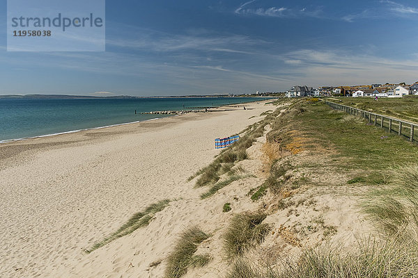 Southbourne Beach mit Blick nach Westen nach Bournemouth  Poole Bay  Dorset  England  Vereinigtes Königreich  Europa