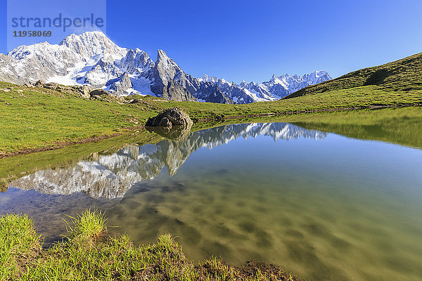 Die Mont-Blanc-Gruppe spiegelt sich im Lac des Vesses (Vesses-See)  Veny-Tal  Courmayeur  Aosta-Tal  Italien  Europa