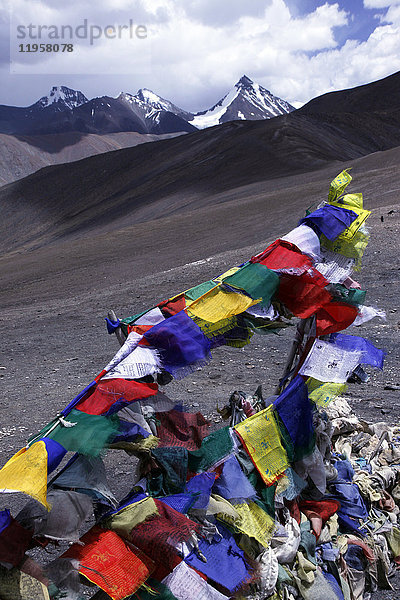Gebetsfahnen auf einer Stupa hoch in der Zanskar-Kette  Ladakh  Himalaya  Indien  Asien