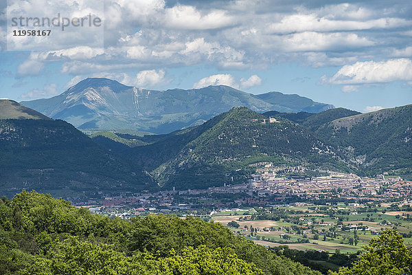 Blick auf die Altstadt  Gubbio  Umbrien  Italien  Europa