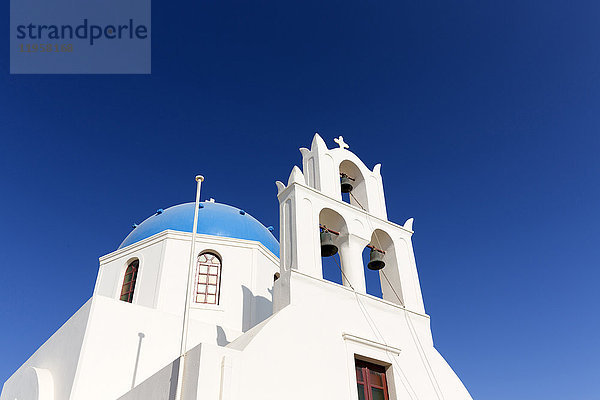 Klassische griechisch-orthodoxe Kirche mit blauer Kuppel  Oia  Santorin  Kykladen  Griechische Inseln  Griechenland  Europa