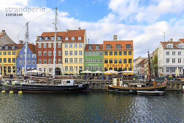 Bunte Fassaden entlang des Kanals und des Vergnügungsviertels Nyhavn  Kopenhagen  Dänemark  Europa