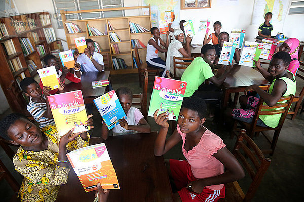 Bibliothek in einer afrikanischen Schule  deren Kinder von der französischen NRO La Chaine de l'Espoir unterstützt werden  Lome  Togo  Westafrika  Afrika