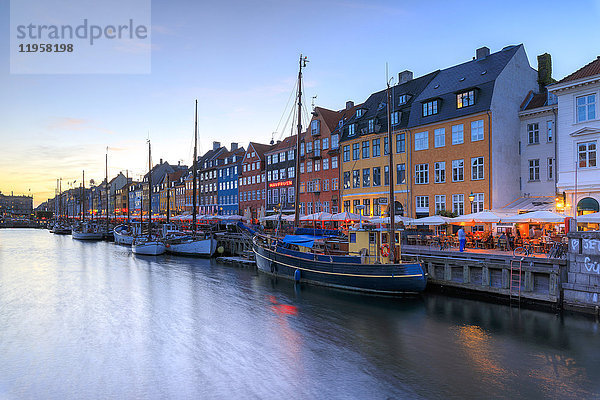 Blaue Lichter der Abenddämmerung am Hafen und Kanal des Vergnügungsviertels Nyhavn  Kopenhagen  Dänemark  Europa