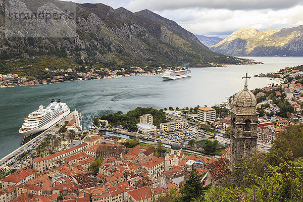 Kirche Unserer Lieben Frau von Remedy  Altstadt und Kreuzfahrtschiff  Mauern des St. John's Hill  Kotor  UNESCO-Weltkulturerbe  Montenegro  Europa