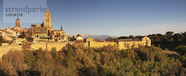 Altstadt  Stadtmauer und Kathedrale bei Sonnenuntergang  UNESCO-Weltkulturerbe  Segovia  Castillia y Leon  Spanien  Europa